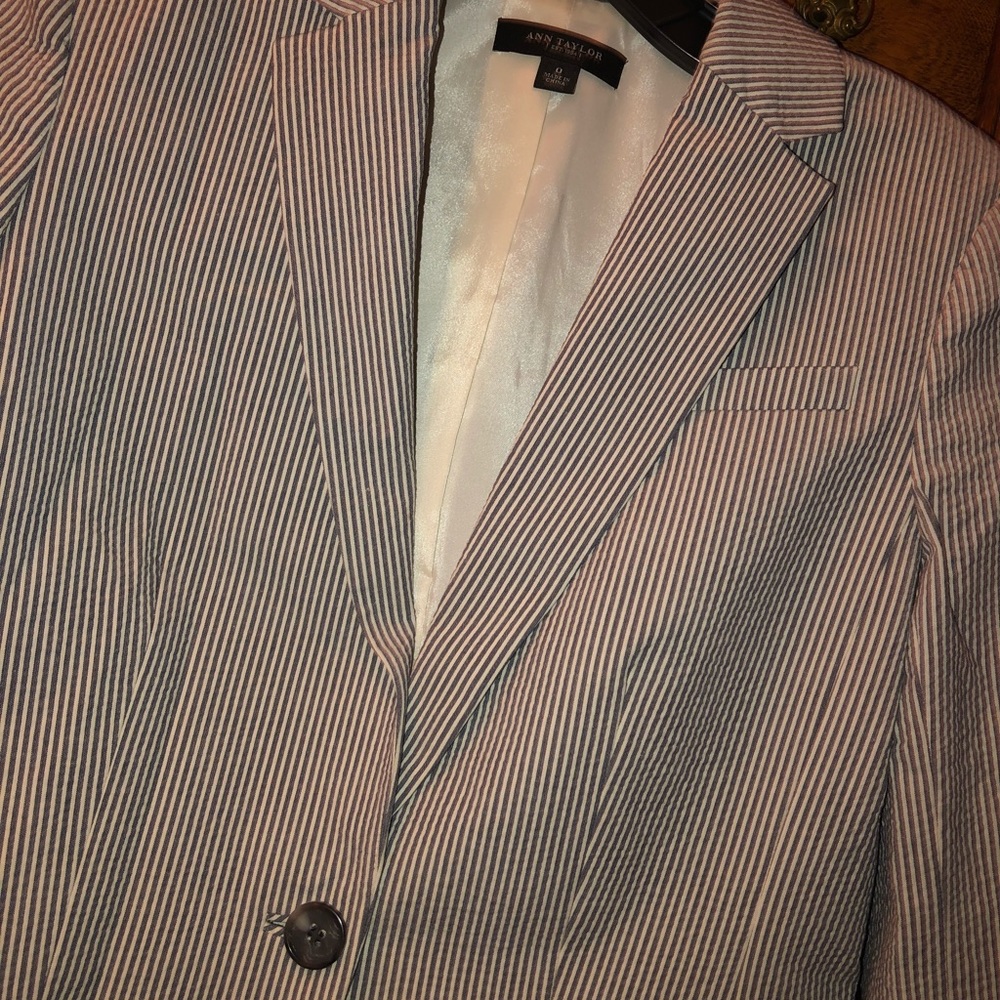 Ann Taylor Size 0 Seersucker Blue & White Blazer - Picture 2 of 3